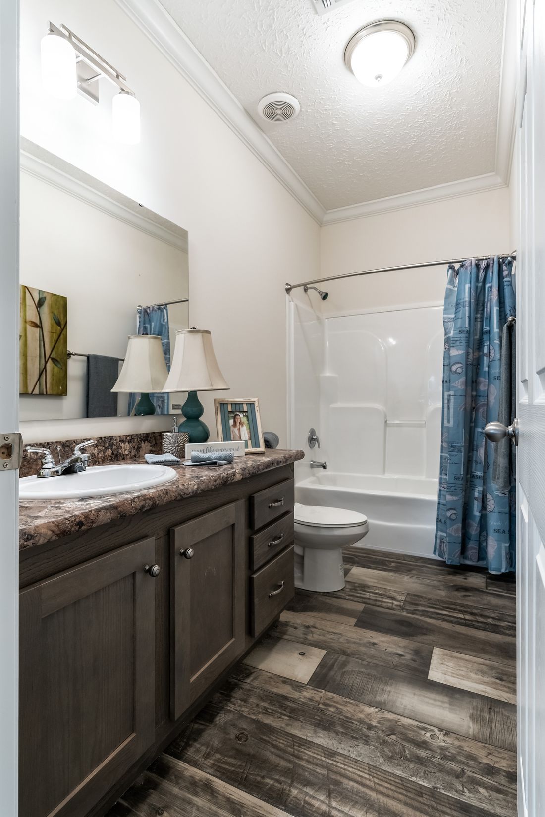 The 3337 64X28 CK4+2 FREEDOM MOD Guest Bathroom. This Modular Home features 4 bedrooms and 2 baths.